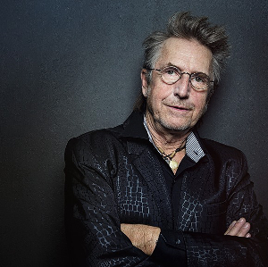 Bild vom Schauspieler Martin Semmelrogge vor einer schwarzen Wand