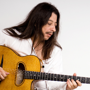 Bild von Harri Stojka mit einer Gitarre in der Hand