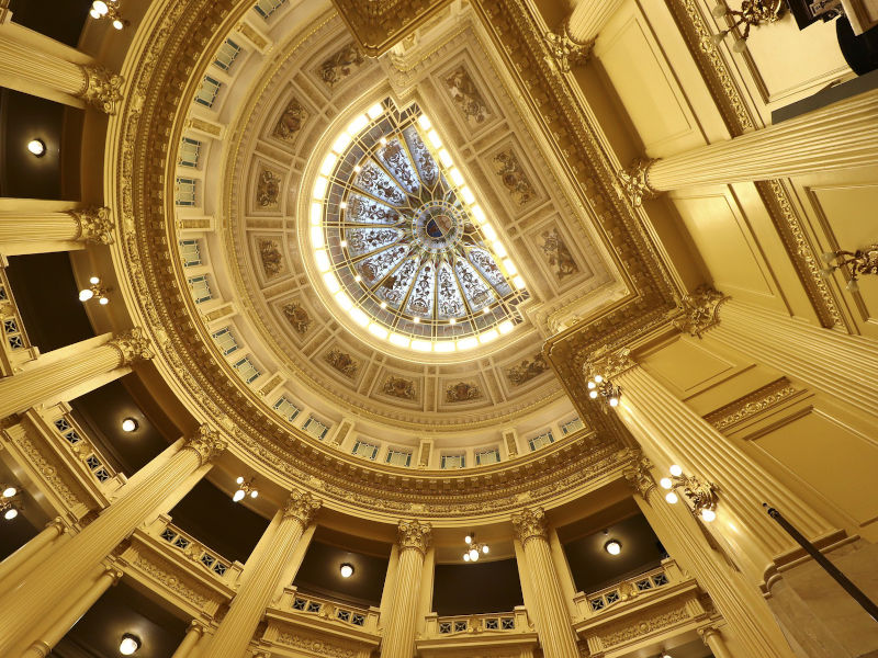 kultur-consulting-goldene-kupel-mit-reichen-verzierungen-von-unten-seehund-media