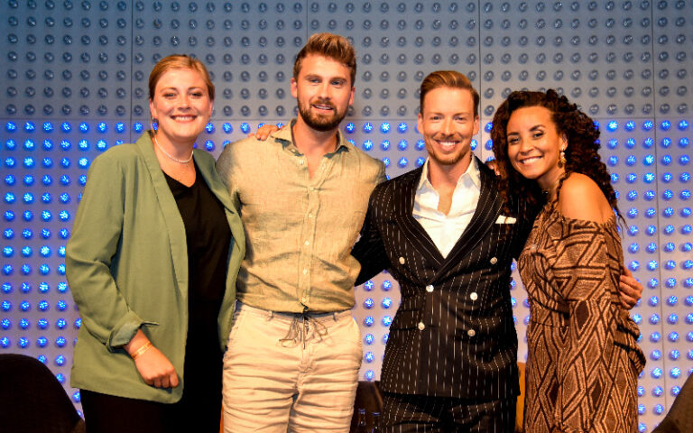 Gäste der Q3-Show vom Juli 2022 (von links): Autorin Pia Kabitzsch, RTL-Bachelor Dominik Stuckmann, Host Robin Zabler und Miss Germany 2022 Domitila Barros